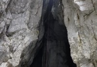 Descente en rappel dans la grotte