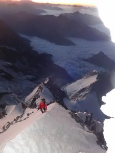 Arête neigeuse entre le Grand Pilier d'Angle et le Mont Blanc de Courmayeur