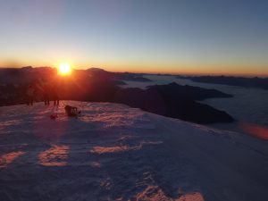 Lever du soleil au sommet du Mont Blanc