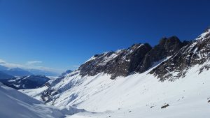 En regardant dans le rétro. On vient de la langue de neige qui descend de la droite.