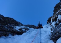 Pierre dans les ressauts de glace