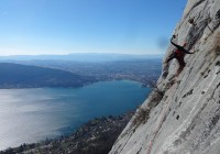 Grande voie au bord du lac